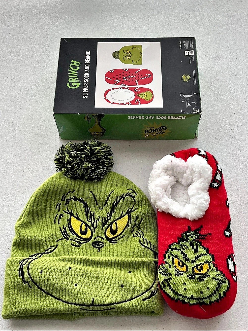 Dr. Seuss The Grinch Slipper Sock and Beanie Set Green & Red